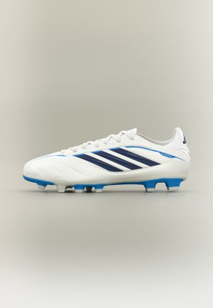 Λευκό ποδοσφαιρικό παπούτσι Adidas Copa με μπλε ρίγες, μπλε εξωτερική σόλα, τάπες και κορδόνια, εμφανιζόμενο σε πλευρικό προφίλ σε ουδέτερο φόντο.