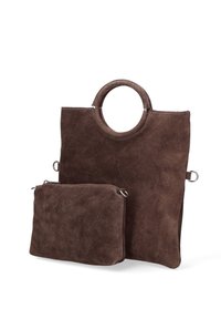 Sac fourre-tout en suède marron avec une poignée ronde et une poche zippée amovible. Texture lisse avec un minimum de coutures et sans motifs visibles.