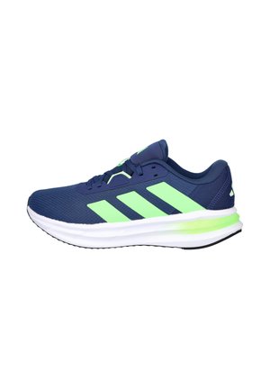 Zapatillas deportivas azul marino con detalles en verde, parte superior de malla, entresuela blanca acolchada y suela exterior de goma negra con un patrón texturizado.