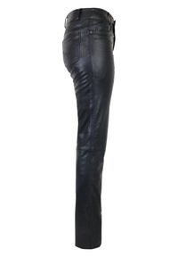 Zwarte leren broek met een slim fit, voorzien van een gladde textuur en onopvallende stiksels, inclusief achterzakken met klep en een riemlus in de taille.
