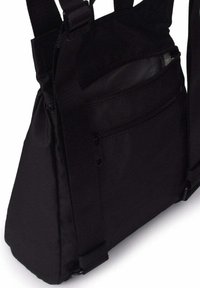 Bolso de hombro de forma triangular en color negro con correa ajustable y bolsillo frontal con cremallera, mostrado parcialmente abierto sobre un fondo blanco.