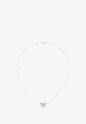Sølvdækket halskæde med en lille, hjerteformet vedhæng besat med små funklende sten.