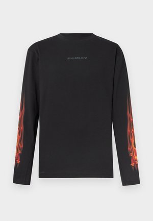 Črna majica z dolgimi rokavi in okrolim izrezom, z diskretnim logotipom Oakley na prsih ter oranžno-rdečimi plameni, ki se raztezajo ob obeh rokavih.