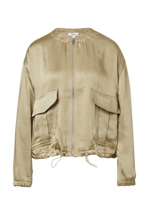 Veste courte à manches courtes en satin d'un olive clair avec une fermeture éclair à l'avant, deux poches à rabat et un ourlet à cordon de serrage. Texture lisse et design minimaliste.