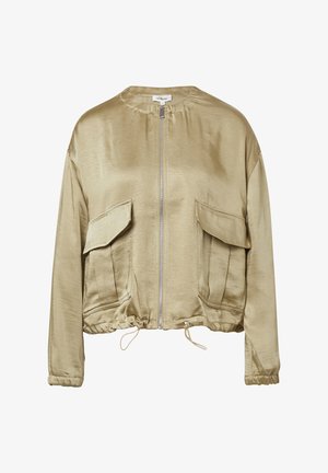 Korte mouw, cropped jack in licht olijf satin met een rits aan de voorkant, twee klepzakken en een trekkoord aan de onderkant. Glad textuur en minimaal ontwerp.