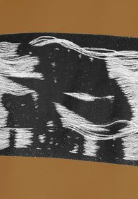 Diseño abstracto en blanco y negro con patrones de pinceladas texturizadas sobre un fondo marrón sólido, resaltando el contraste y los detalles marcados.