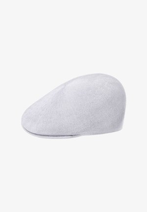Vaaleanharmaa lakki, jossa on sileä, neulottu tekstuuri ja pieni, kaareva lippa edessä valkoisella taustalla.
