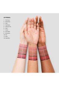 Des crayons à lèvres exposés sur trois bras de teintes de peau variées, présentant douze nuances aux finitions lisses et mates allant des roses aux rouges profonds.