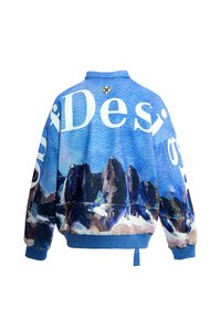 Chaqueta bomber azul con un estampado de paisaje montañoso, presenta un gran texto en blanco, cuello y puños acanalados. Fabricada en tejido texturizado.