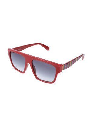 Occhiali da sole quadrati rossi con lenti grigie sfumate e aste multicolori a righe, mostrati inclinati su sfondo bianco.