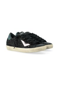 Sneaker nere con sezioni glitterate e un logo lucido, dotate di lacci neri, una suola testurizzata e una finitura leggermente usurata.