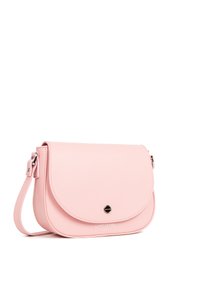 Borsa a tracolla in pelle rosa con patta arrotondata, hardware argentato e texture sottile. Presenta una tracolla e il logo del marchio sul davanti.