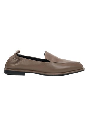 Brauner Leder-Slipper mit flacher schwarzer Sohle und gerafftem elastischem Fersenbereich, von der Außenseite auf weißem Hintergrund gezeigt.