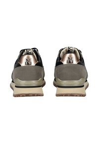 Para szaro-czarnych sneakersów z beżowymi podeszwami, różowo-złotymi akcentami na pięcie oraz logo Napapijri z tyłu i na pętelkach.