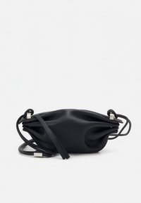 Bolsa de tiracolo preta de couro com laterais franzidas e alça ajustável sobre fundo branco.