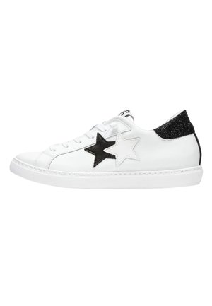Sneakers bianchi in pelle con due stelle in bianco e nero, accentuazione in pelle nera texturizzata sul tallone e punta rotonda. Chiusura con lacci e suola in gomma.