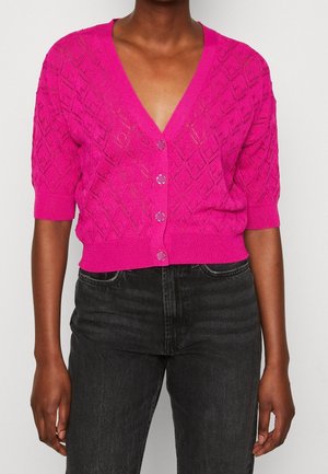 Korte mouwen, V-hals cardigan in felroze, met een ruitpatroon en zes bijpassende ronde knopen aan de voorkant.