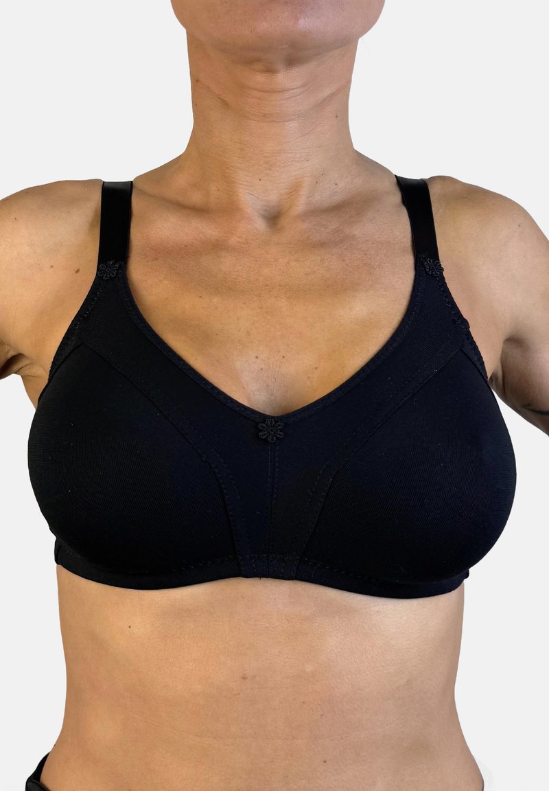 Sujetador negro sin costuras con un escote en forma de V, tirantes ajustables y detalles florales en las uniones de los tirantes. Tela suave y elástica.