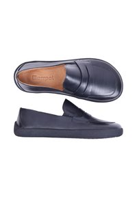 Mocassin en cuir noir à enfiler avec bout arrondi et semelle épaisse, vu de côté et de dessus, avec une bride sur le dessus.
