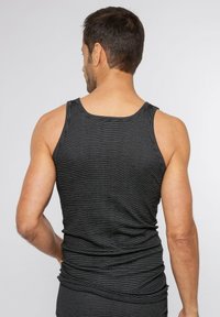 Canotta grigia con design aderente, caratterizzata da righe orizzontali e scollo a U. Realizzata in un tessuto morbido ed elastico.