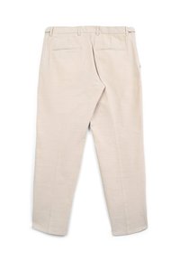 Pantalons beige en tissu texturé, avec deux poches arrière et une coupe droite. Finition soignée sans matériel visible.