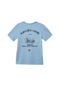 Lichtblauw katoen t-shirt met een afbeelding van een ramenkom, vetgedrukte tekst "RAMEN-ING" en "VERS & HEERLIJK," met accentkleuren in oranje en zwart.