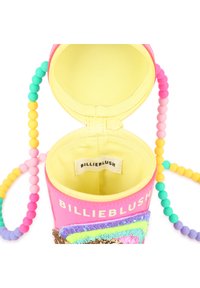 Στρογγυλή ροζ τσάντα με παγιέτες, κίτρινη εσωτερική επένδυση και λουρί με χάντρες σε παστέλ αποχρώσεις. Διαθέτει φερμουάρ και ετικέτα με το λογότυπο της μάρκας στο εσωτερικό.