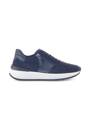 Marineblauwe sneakers van suede en leer, met een witte zool, vetersluiting en een ritsdetail aan de zijkant. Glad textuur met accenten.