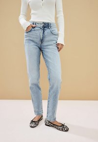 Next PETITE - Mom Jeans - bleach wash