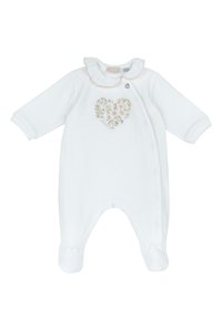 Grenouillère blanche douce avec des manches longues, col à volants, broderie florale en forme de cœur, fermeture pression à l'avant et nœuds sur les poignets des pieds.