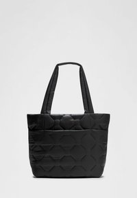 Crna torba od quiltanog, sjajnog materijala s geometrijskim uzorkom. Ima dva produžena drška za nošenje.