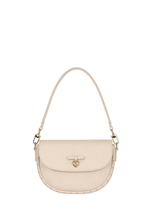 Piccola borsa beige con patta curva, chiusura dorata a forma di cuore, fiocco decorativo e borchie lungo il bordo inferiore con una tracolla singola.