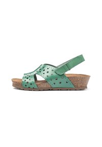 Sandalias de cuero verde con patrones de triángulos recortados, suela de corcho en cuña, correa ajustable en el talón y plantilla contorneada.