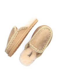 Tan suède slippers met een zachte bontvoering, voorzien van een gevlochten rand en een duurzame zool. Ronde vorm en instapontwerp voor comfort.
