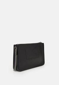 Portafoglio in pelle nera con forma rettangolare, chiusura a zip e accentuazione di catena metallica. Presenta una cucitura minimalista e uno scomparto frontale per carte.