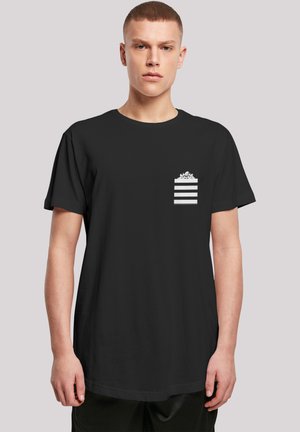 Svart t-skjorte med rund hals, med et hvitt grafisk design med striper og et dekorativt element på venstre bryst. Korte ermer.