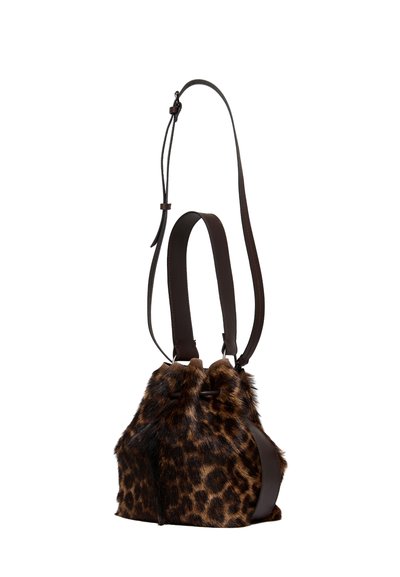 Torebka z futra w lamparcie cętki z brązowymi skórzanymi akcentami, zamknięcie na sznurek i regulowany pasek. Miękka tekstura i zaokrąglony kształt.