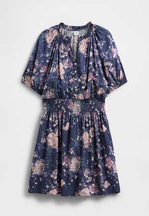 Blomstret kjole i marineblå med rosa roser, korte ermer, smocket midje og knappestolpe foran. Mykt, glatt stoff med flytende fasong.