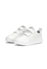 Białe sneakersy z gładką skórzaną cholewką, otworami wentylacyjnymi, podwójnymi paskami na rzep oraz płaską gumową podeszwą. Posiadają teksturowany uchwyt z tyłu.