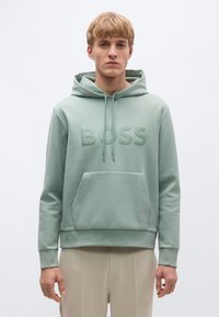 Φούτερ σε μέντα απόχρωση με μπροστινή τσέπη, ανάγλυφο λογότυπο "BOSS", ρυθμιζόμενο καπέλο με κορδόνια και ριμπ μανσέτες και τελείωμα. Ομαλή υφή υφάσματος.
