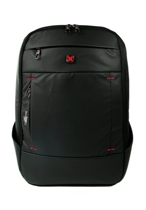 Zwarte rugzak met voorvak met ritssluiting, rode stikaccenten en een klein rood-zwart vierkant logo in het midden.