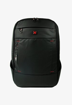 Zwarte rugzak met voorvak met ritssluiting, rode stikaccenten en een klein rood-zwart vierkant logo in het midden.
