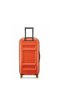 Maleta rígida de color naranja brillante con una superficie texturizada, mango negro retráctil y ruedas amarillas. Presenta ranuras horizontales en el frente.