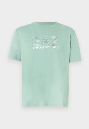 Lys grønn bomulls-T-skjorte med rund hals, korte ermer og trykt logo "EA7 EMPORIO ARMANI" på forsiden i kontrasterende hvitt.
