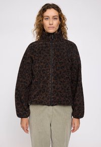 Braune und schwarze Fleecejacke mit Leopardenmuster, Stehkragen, Reißverschluss vorne und Seitentaschen. Weicher Stoff und lässige Passform.