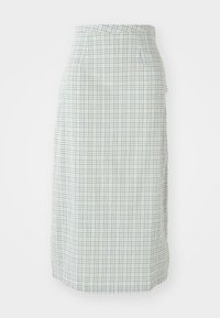 En knälång kjol i ett ljust grönt och vitt rutmönster, med en slät textur och en figurnära siluett som har sidofickor.