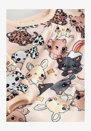 Tessuto rosa chiaro con stampe di animali cartoon vivaci, tra cui gatti, cani e coniglietti. Presenta polsini a coste e dettagli arricciati.