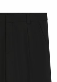 Zwarte op maat gemaakte broek met een gestructureerd oppervlak, met plooien, zijzakken en een recht gesneden ontwerp.