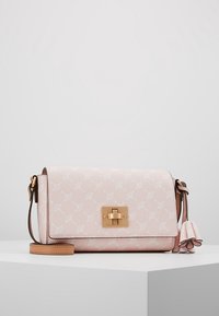 Borsa a tracolla in pelle rosa con motivo floreale, hardware dorato e dettaglio con nappina. Dispone di una tracolla regolabile e di una chiusura a patta.