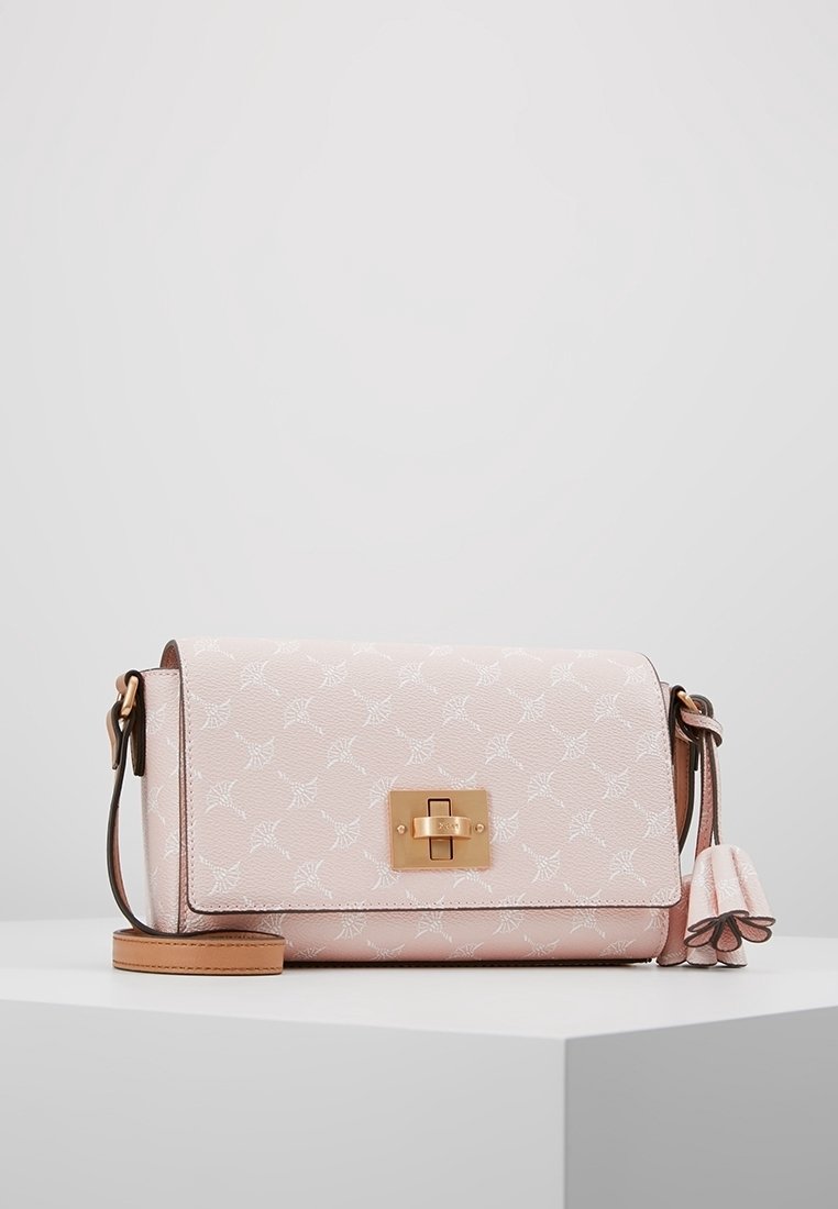Borsa a tracolla in pelle rosa con motivo floreale, hardware dorato e dettaglio con nappina. Dispone di una tracolla regolabile e di una chiusura a patta.